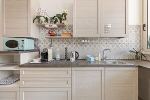 Microwave, dishwasher, coffee/tea maker, electric kettle