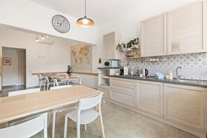 Microwave, dishwasher, coffee/tea maker, electric kettle