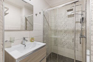 Dusche, Haartrockner, Handtücher