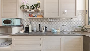 Mikrowelle, Geschirrspüler, Wasserkocher mit Kaffee-/Teezubehör