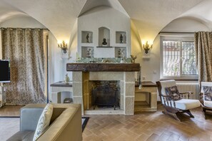 TV, fireplace, ping pong