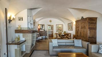 Een televisie en een open haard