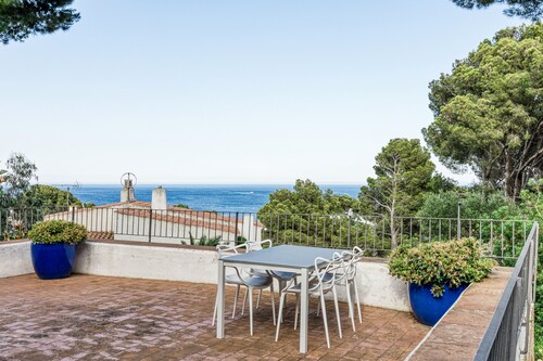 Villa 'Sant Genís' with sea views, private pool and Wi-Fi