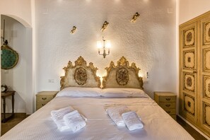 5 bedrooms, iron/ironing board, free WiFi, bed sheets