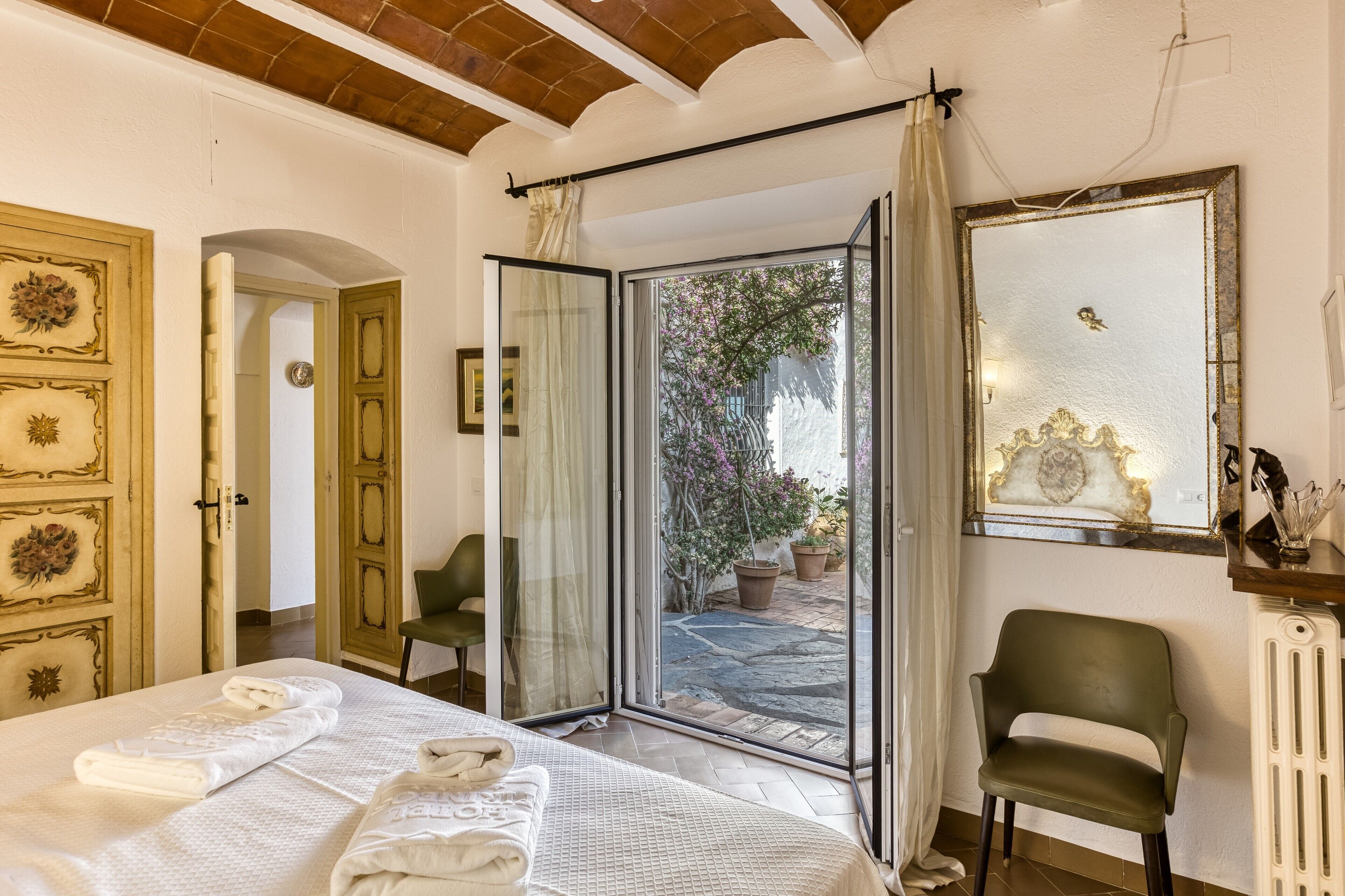 5 bedrooms, iron/ironing board, free WiFi, bed sheets