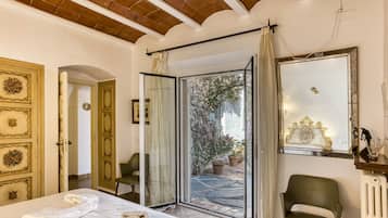 5 bedrooms, iron/ironing board, free WiFi, bed sheets