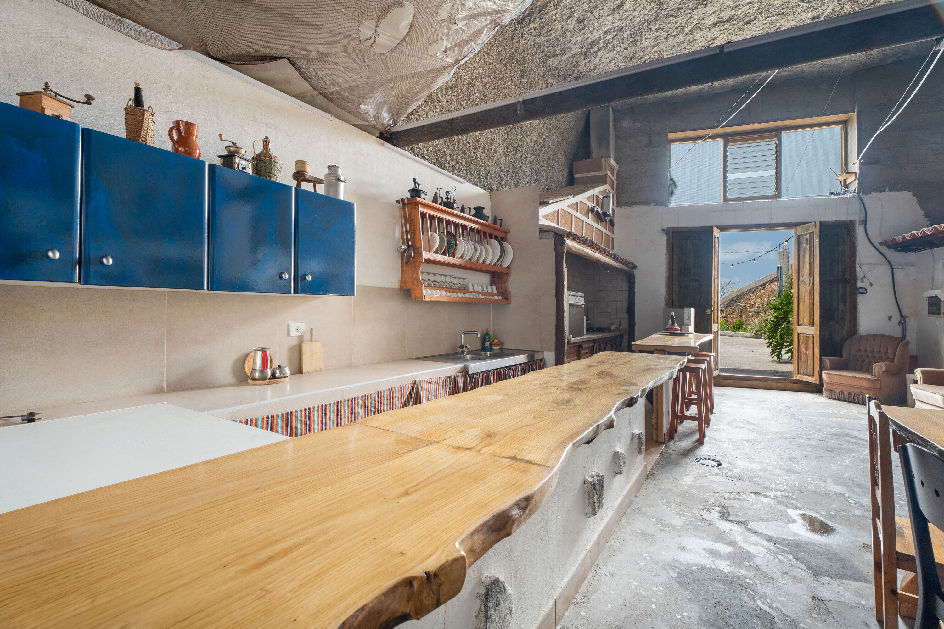 Réfrigérateur, micro-ondes, plaque de cuisson, cafetière/bouilloire