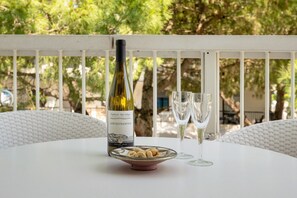 Outdoor dining - Oasis 38: Pool, Private Parking, Steps from the Beach (Lido di Jesolo)