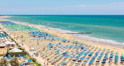 Oasis 38: Pool, Privater Parkplatz und nur wenige Schritte vom Meer entfernt