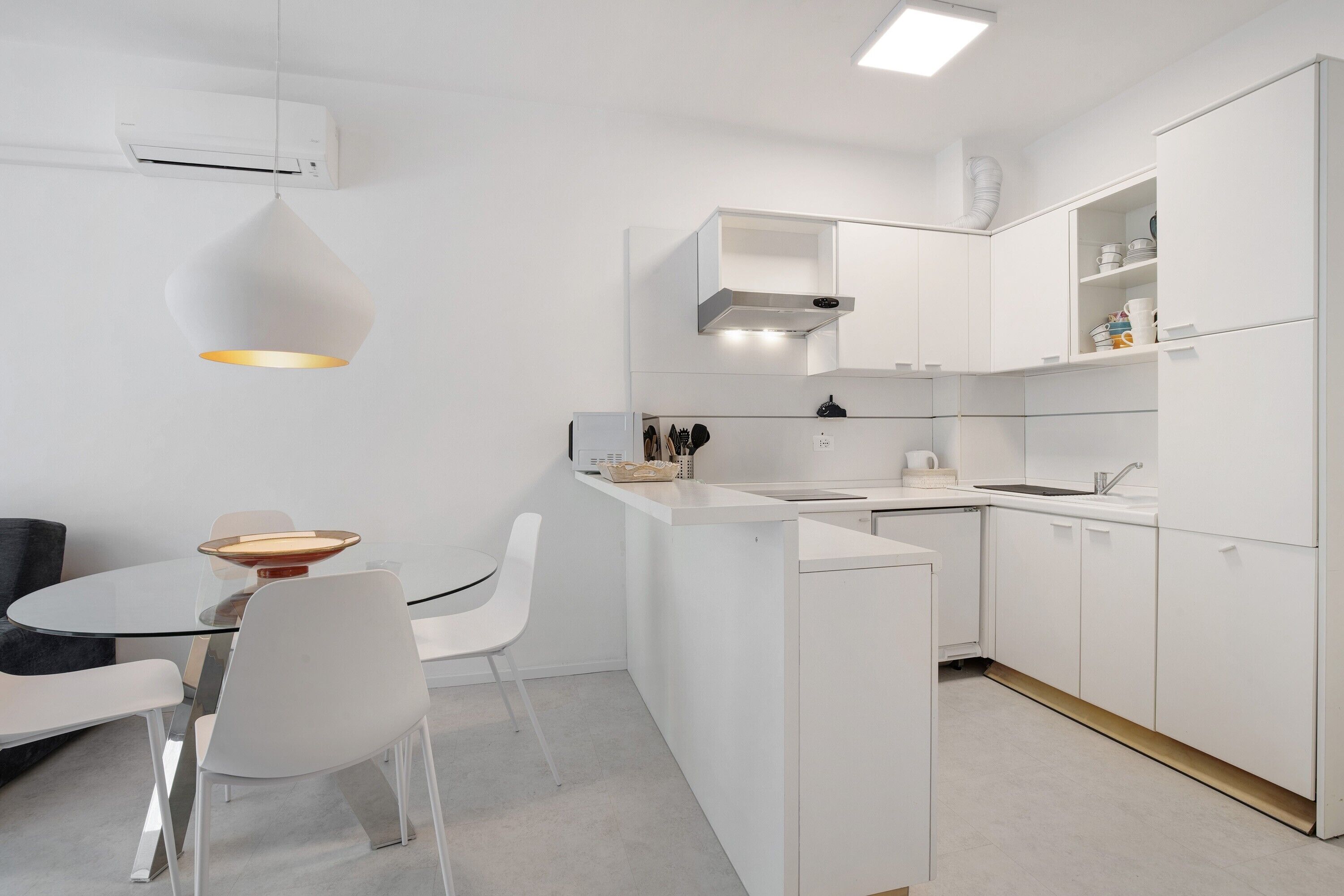 Geladeira, micro-ondas, cooktop, lava-louças