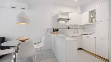 Geladeira, micro-ondas, cooktop, lava-louças