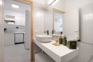 Shower, towels - Oasis 38: Pool, Private Parking, Steps from the Beach (Lido di Jesolo)