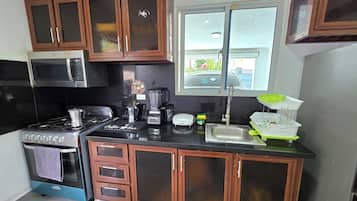 Microondas, horno, parrilla de estufa y cafetera y tetera