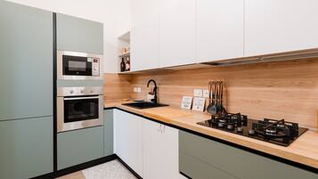 Kylskåp, mikrovågsugn, ugn och spishäll