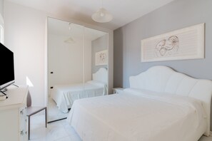 2 bedrooms, bed sheets - Holiday Home 'Casa 406' with Balcony and Air Conditioning (Torre San Giovanni)