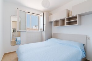 1 bedroom, bed sheets - Apartment 'Bouganvillea' with Sea View, Shared Terrace and Air Conditioning (Nardò)
