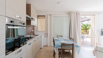 Kühlschrank, Ofen, Herdplatte, Kochgeschirr/Geschirr/Besteck