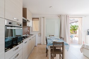 Fridge, oven, stovetop, cookware/dishes/utensils - Apartment 'Bouganvillea' with Sea View, Shared Terrace and Air Conditioning (Nardò)
