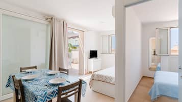 1 bedroom, bed sheets