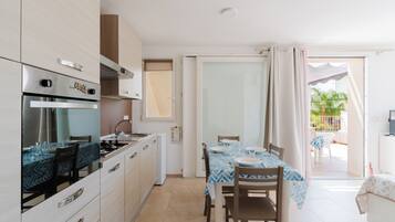 Frigorífico, horno, placa de cocina y utensilios de cocina