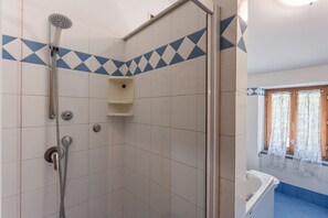 Shower, hair dryer, towels - House with Private Garden, Pool, Playground, Free Wi-Fi – 30 Minutes from the Sea (Capannori)