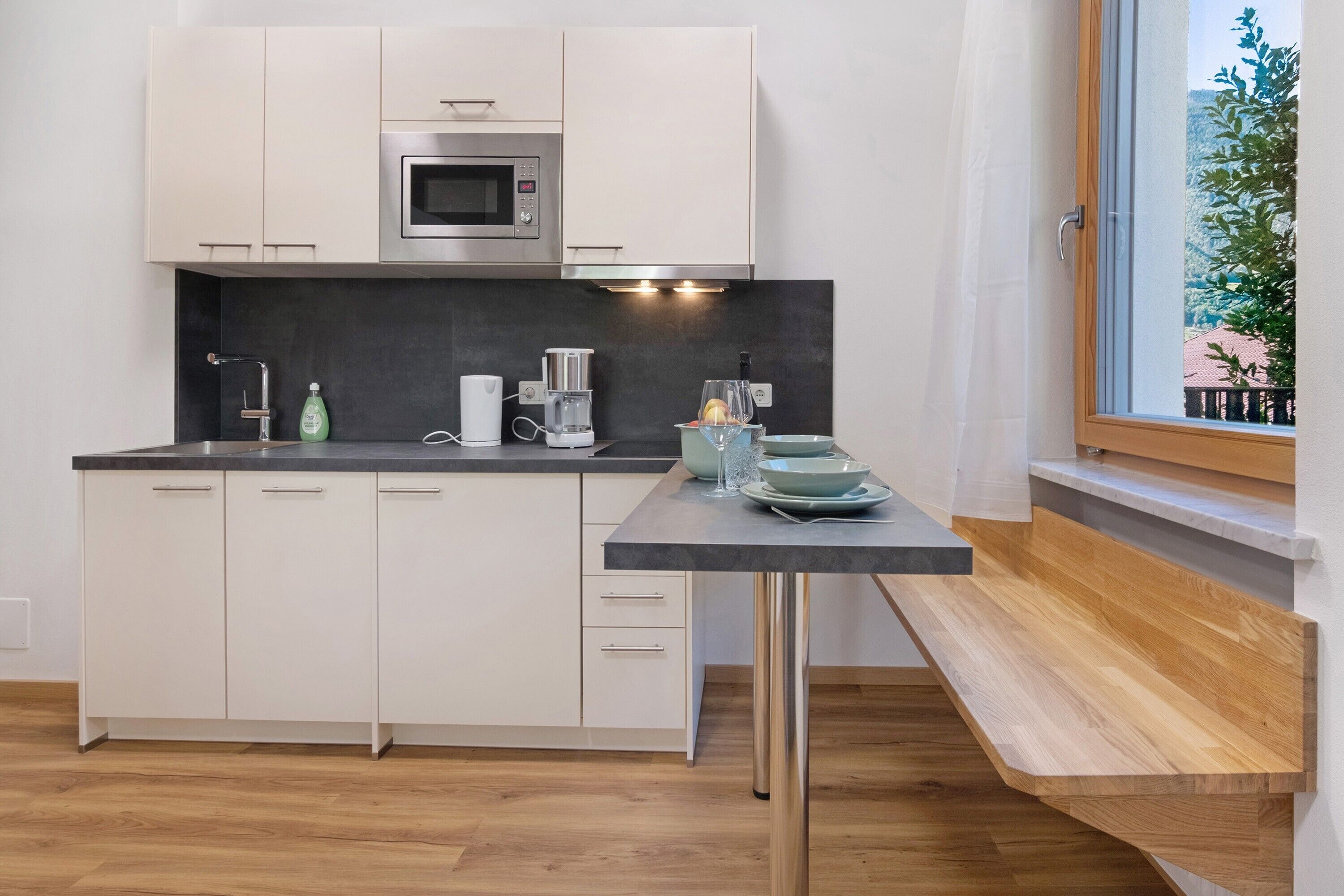 Een koelkast, een microgolfoven, een kookplaat, een vaatwasser