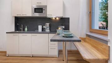 Een koelkast, een microgolfoven, een kookplaat, een vaatwasser