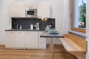 Réfrigérateur, micro-ondes, plaque de cuisson, lave-vaisselle