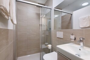 Shower, hair dryer, towels - Apartment 'Vinlauris 46' with Mountain View, Private Outdoor Area and Wi-Fi (Tschars)