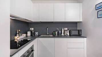 Refrigerador, microondas, horno, placa de cocina