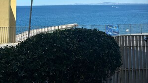 Varanda com vista para o mar, um lampião e um sebedo.