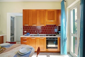Fridge, oven, stovetop, electric kettle