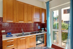 Fridge, oven, stovetop, electric kettle - Apartment 'Ebbrezza Di Mare' with Sea View, Private Terrace, Air Conditioning, and Wi-Fi (Meta)