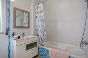 Dusch, hårtork och handdukar