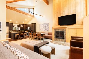 Smart TV y chimenea 