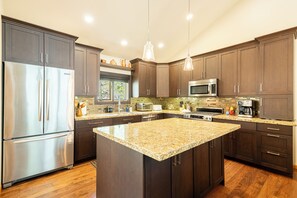 Een koelkast, een microgolfoven, een oven, een kookplaat