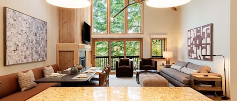 Smart TV, fireplace
