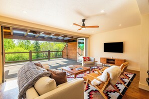 Een smart-tv en een open haard