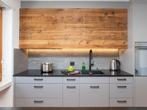 Fridge, oven, dishwasher, cookware/dishes/utensils