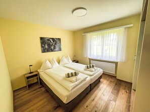 2 bedrooms, desk, internet