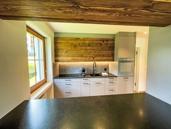 Fridge, oven, dishwasher, cookware/dishes/utensils