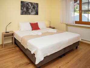 2 bedrooms, desk, Internet