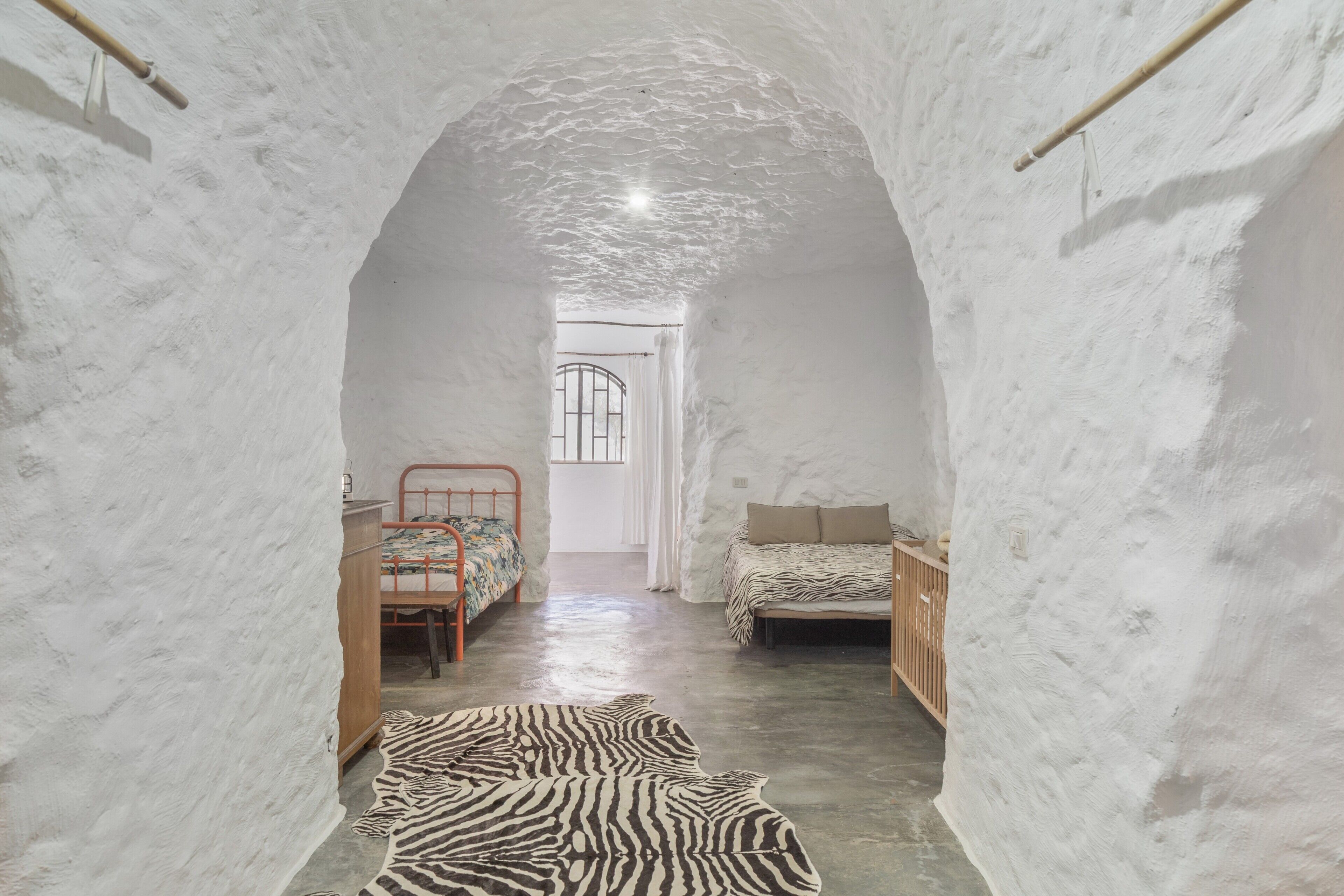 4 bedrooms, WiFi (free), bed sheets