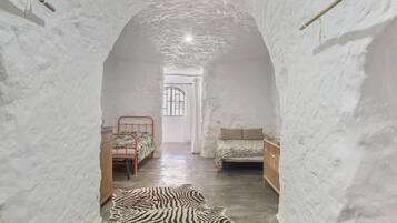 4 bedrooms, WiFi (free), bed sheets