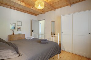 2 bedrooms, iron/ironing board, free WiFi, bed sheets
