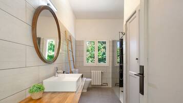 Een douche, een haardroger, handdoeken
