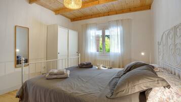 2 bedrooms, iron/ironing board, free WiFi, bed sheets