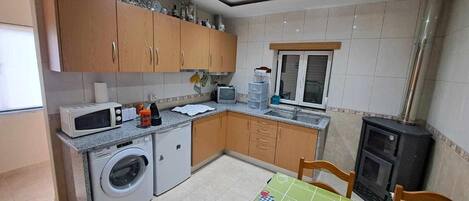 KĂŒhlschrank, Mikrowelle, Ofen, Herdplatte