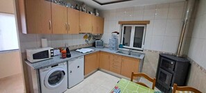 Jääkaappi, mikroaaltouuni, uuni, liesi