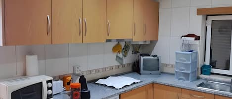 KĂŒhlschrank, Mikrowelle, Ofen, Herdplatte